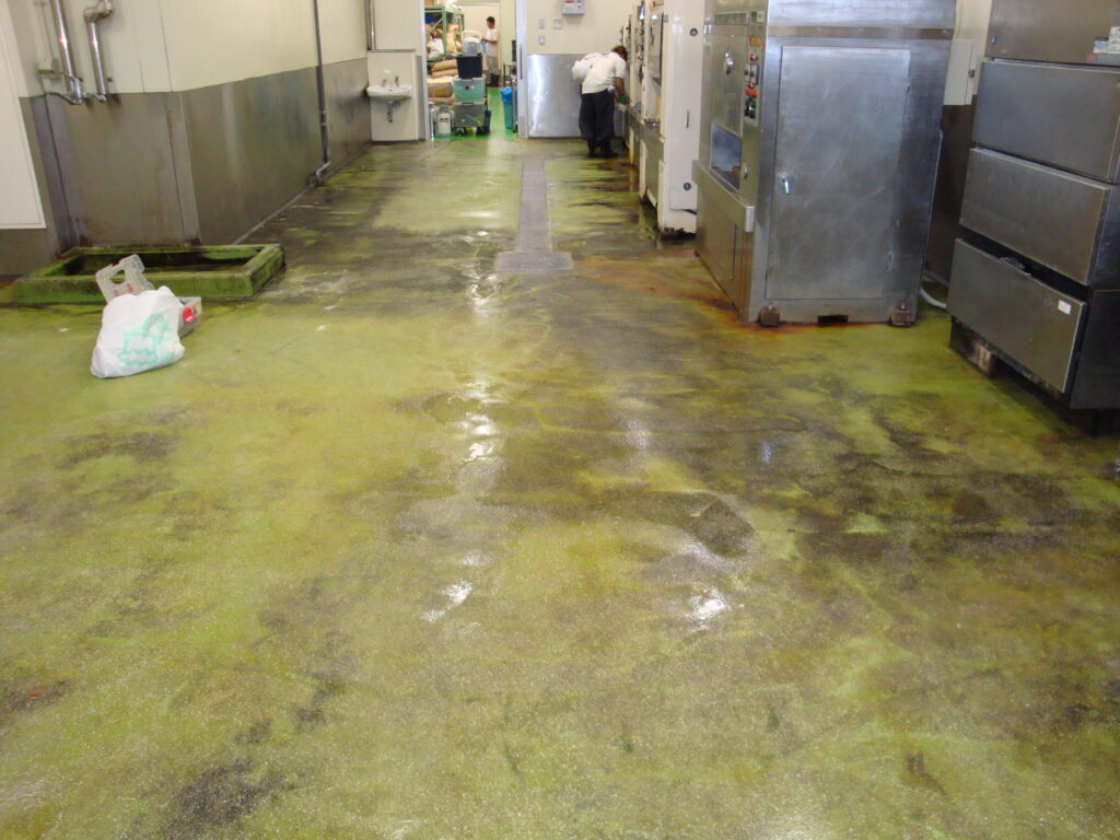 工場内の汚れ落とし　before