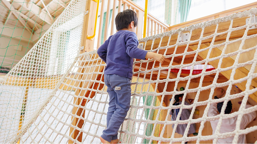 施設の遊具で遊ぶ男の子